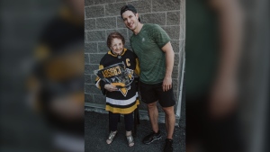 'A very nice man': 93-year-old super fan gets one-on-one with Sidney Crosby